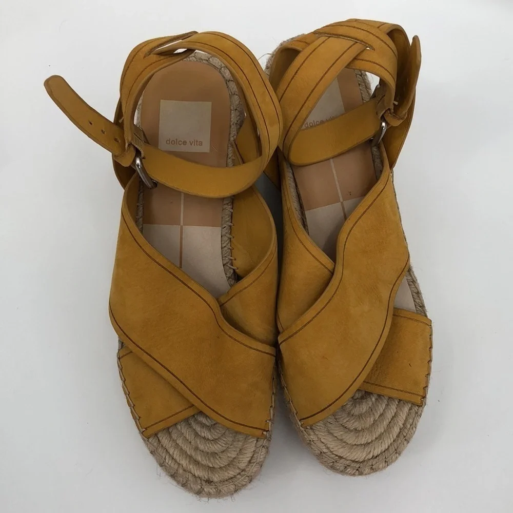 Dolce Vida Cassie Size 8.5 Honey Nubuck Vegan Leather Buckle Platform Sandals